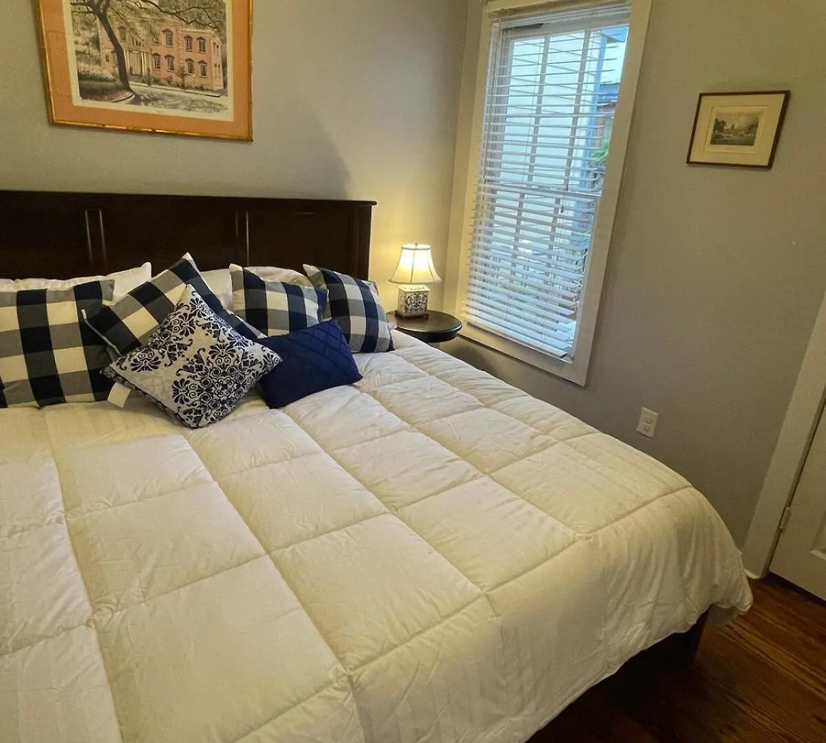 Historic Downtown King Bed Cottage- Parking And Patio アパート