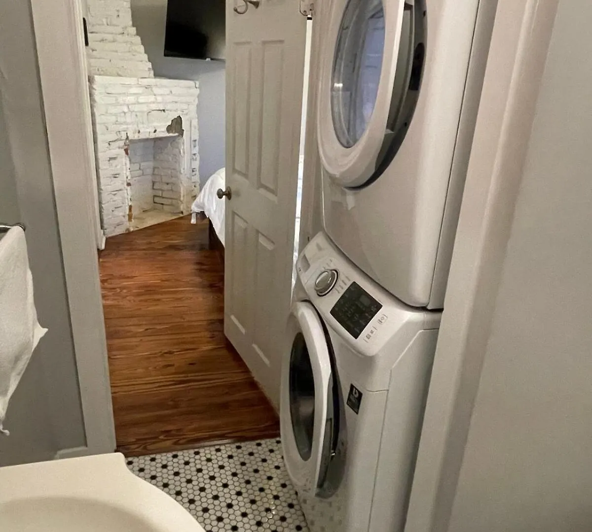 Historic Downtown King Bed Cottage- Parking And Patio アパート サバンナ