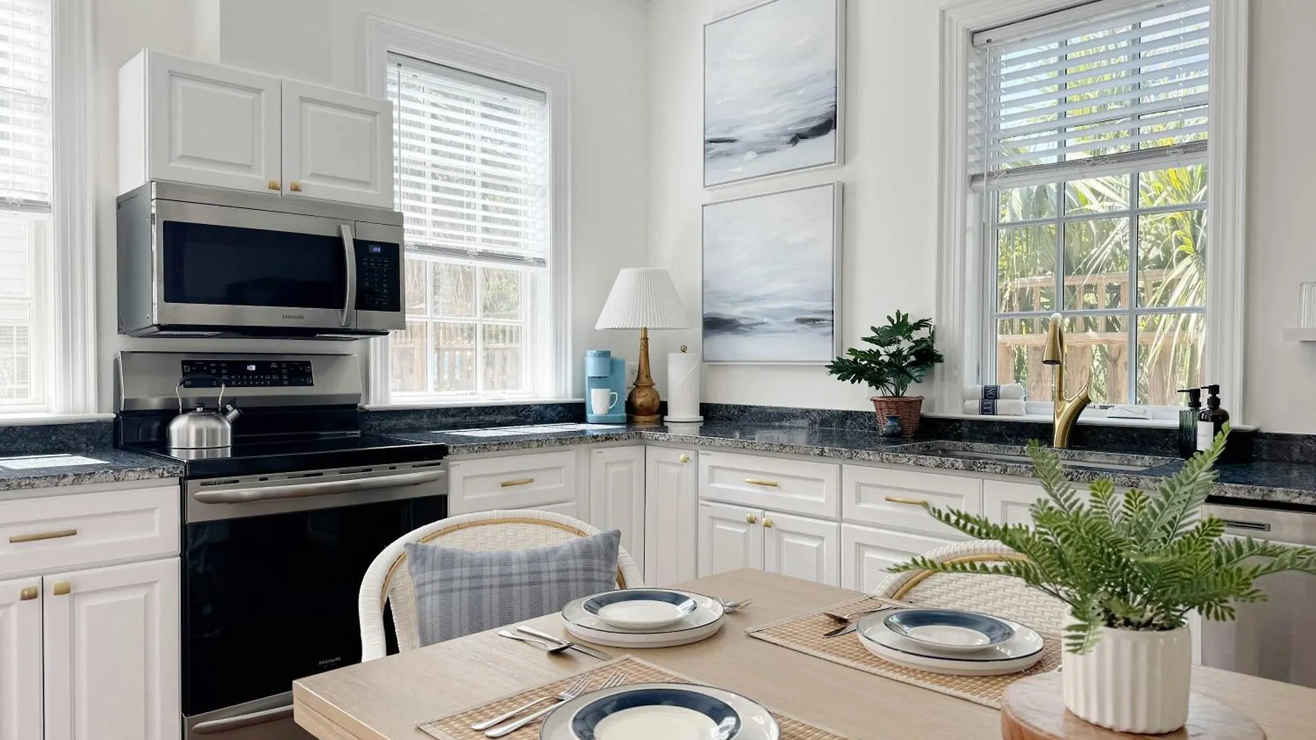 Spacious 3-floor Downtown Retreat - Prime Location Tatil Evi