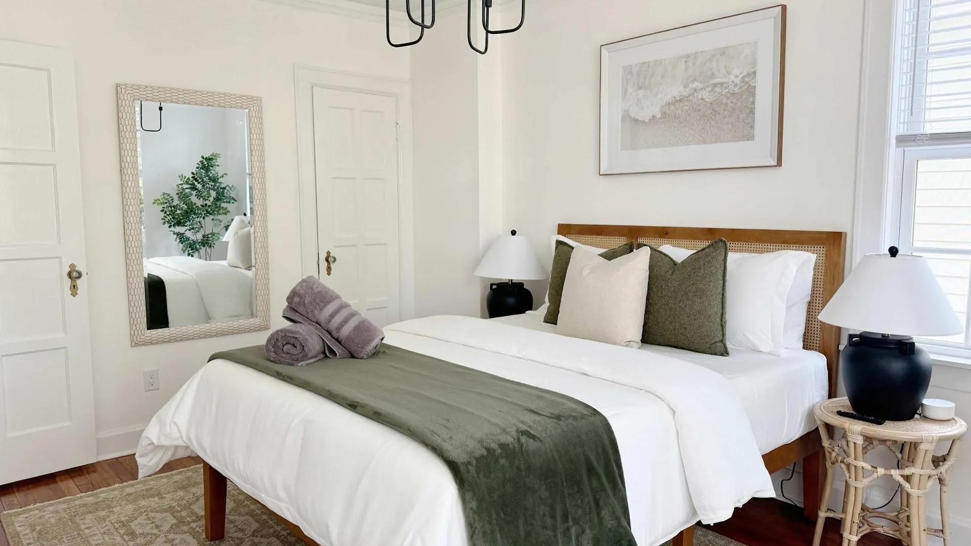 Spacious 3-floor Downtown Retreat - Prime Location *