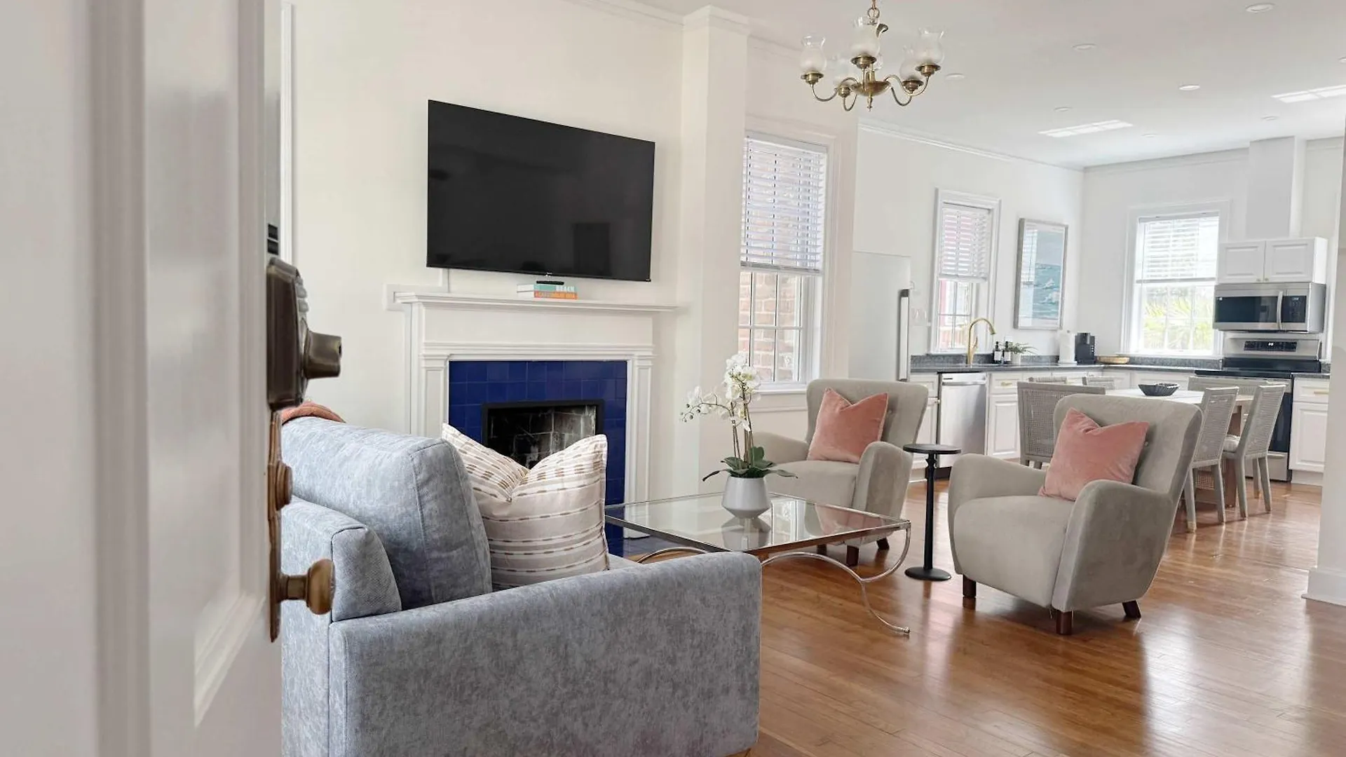 Classy 3-story Downtown - Great Location Hébergement de vacances *