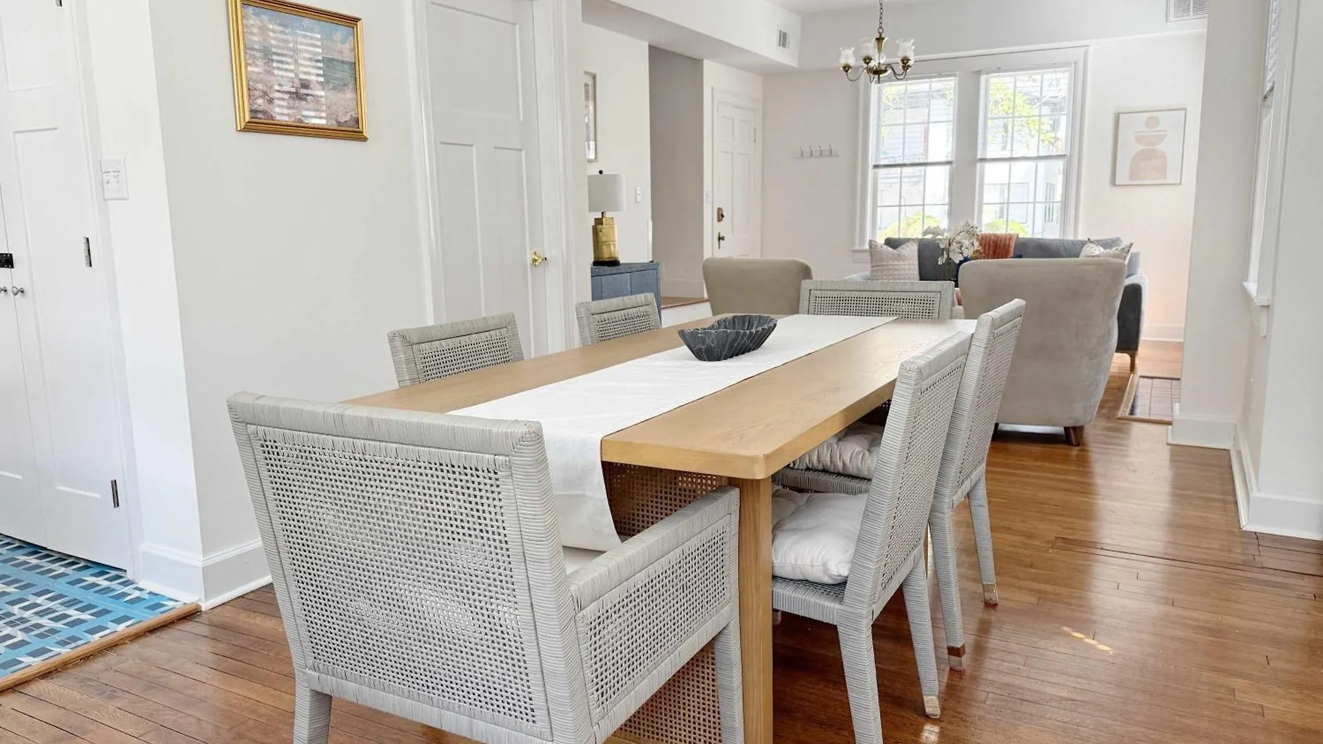 Classy 3-story Downtown - Great Location Hébergement de vacances