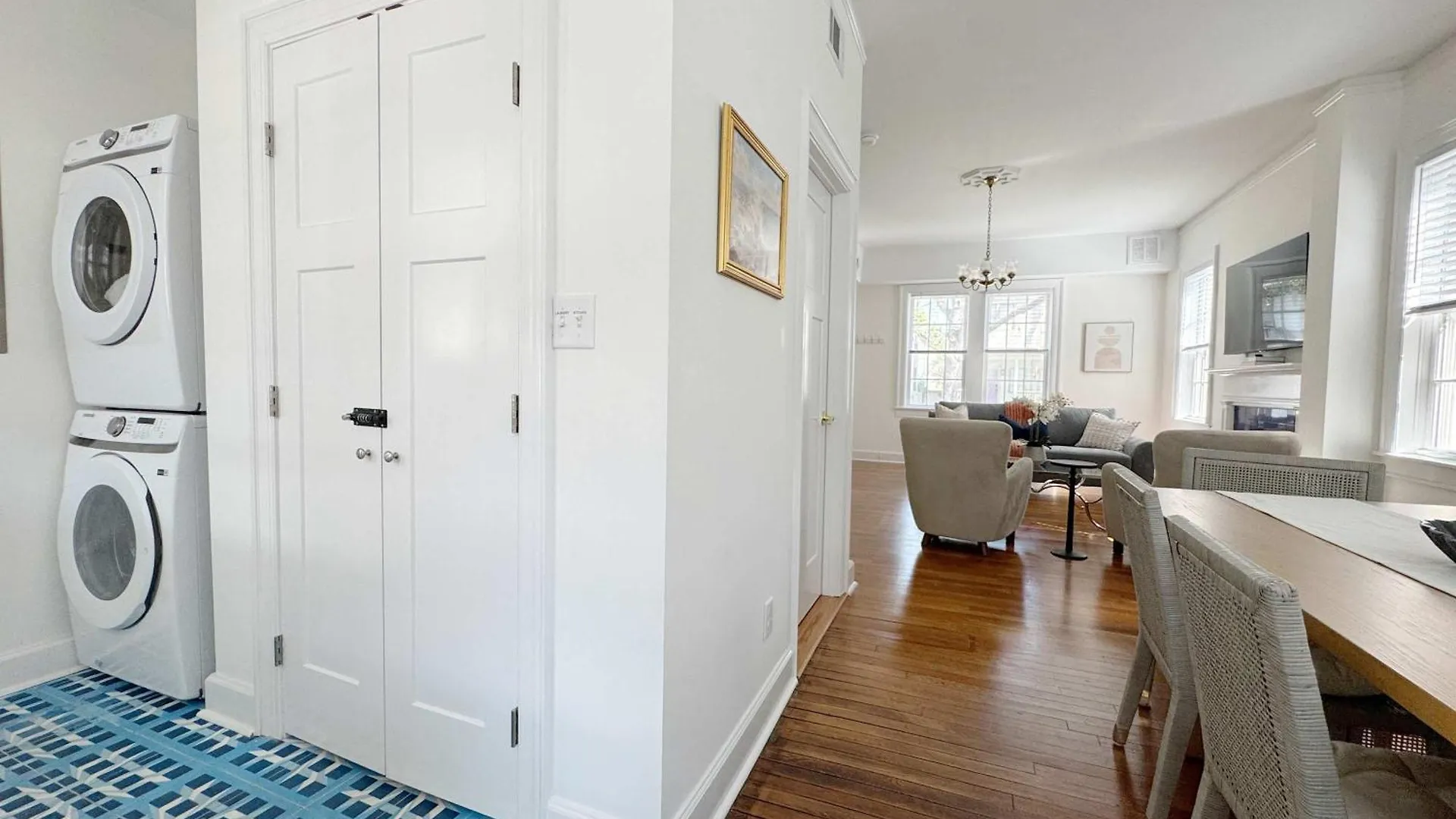 Classy 3-story Downtown - Great Location *