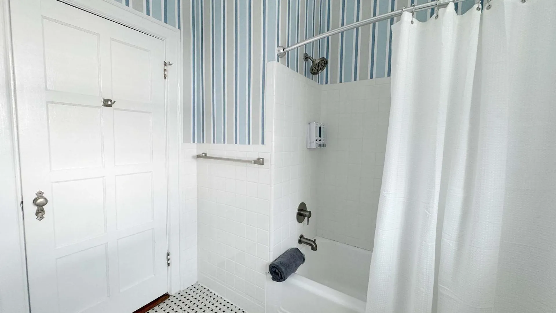 Classy 3-story Downtown - Great Location Hébergement de vacances Savannah