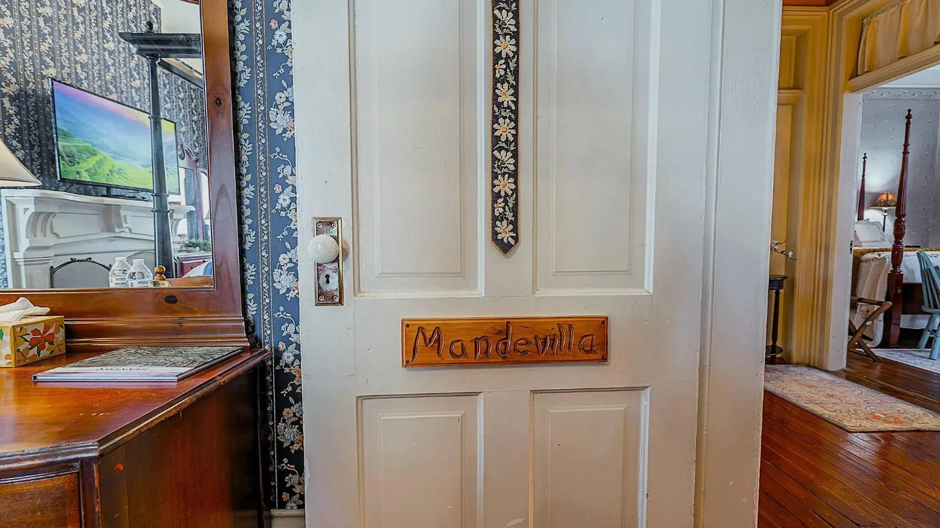 Master King Victorian With Private Bathroom In A Historic House Vakantiehuis
