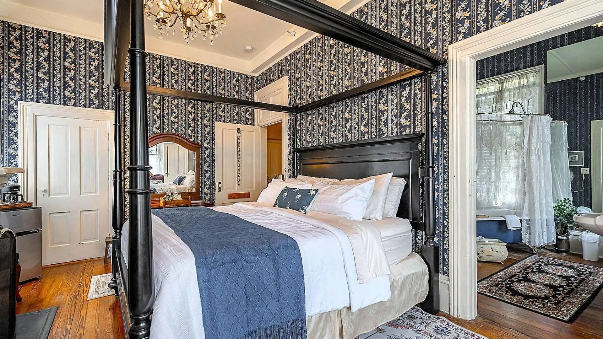 Master King Victorian With Private Bathroom In A Historic House Savannah