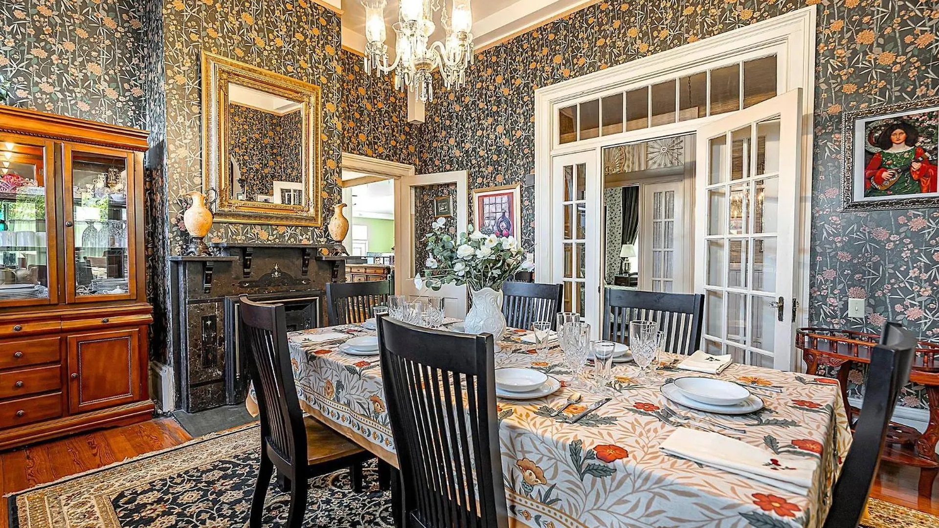 Master King Victorian With Private Bathroom In A Historic House