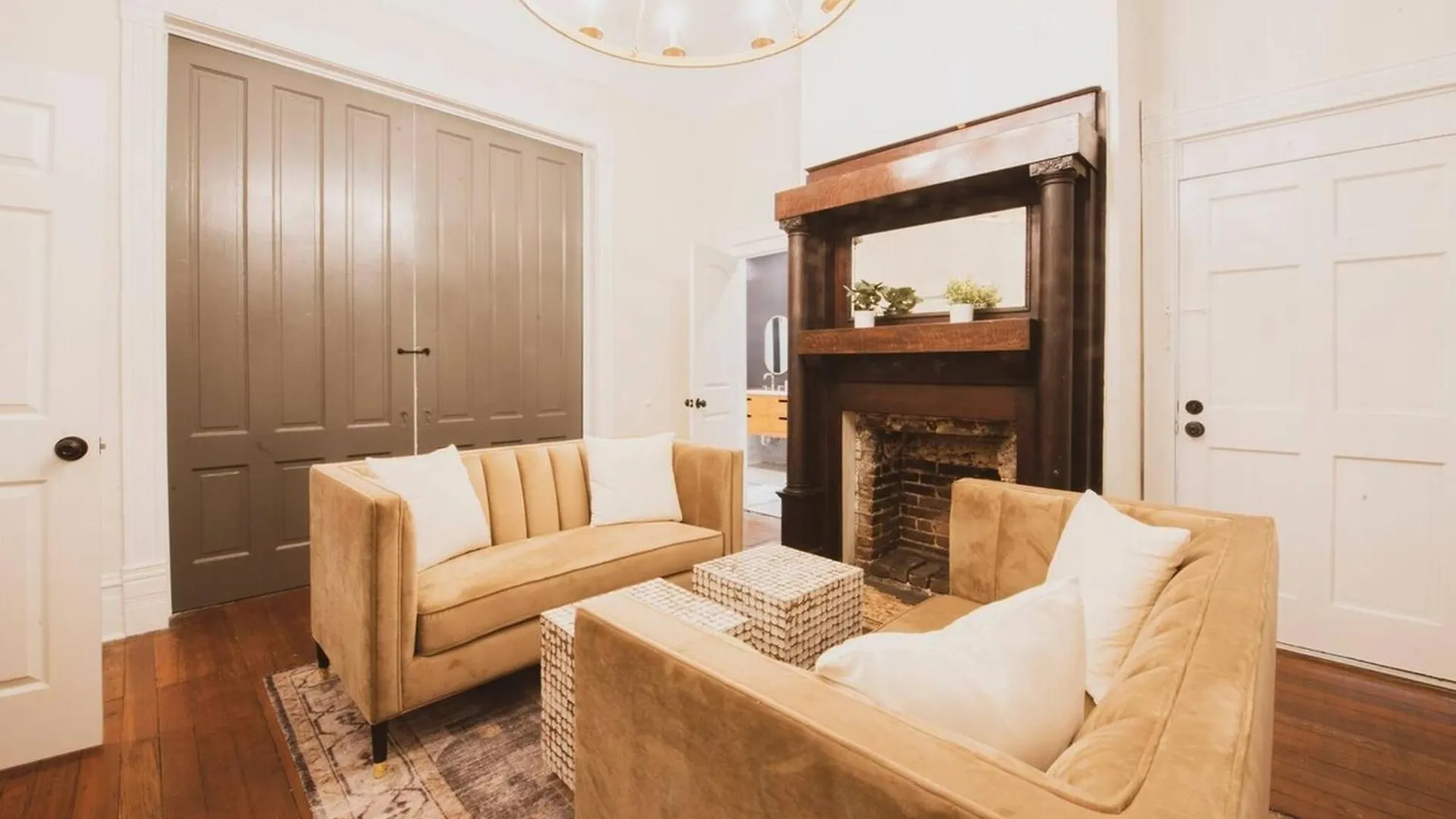 Massive 9bdr Courtyard Estate Near Forsyth Park