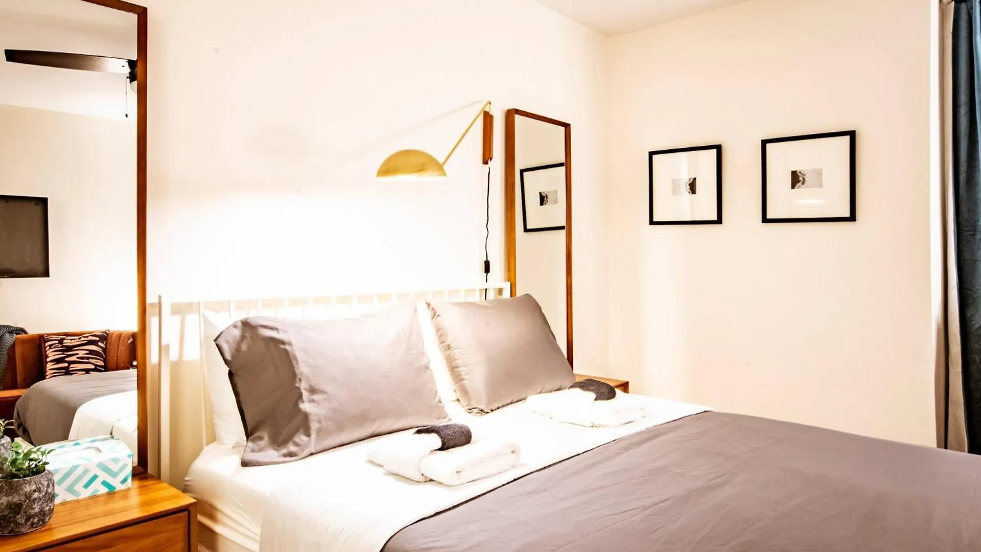 3bdr Classy Mid-century Ground-level Forsyth سافانا