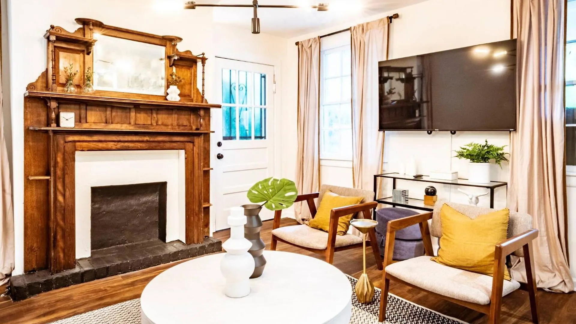 3bdr Classy Mid-century Ground-level Forsyth