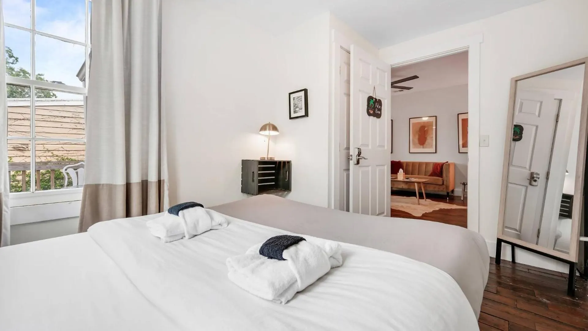 Duplex With Courtyard Historic District Hébergement de vacances *