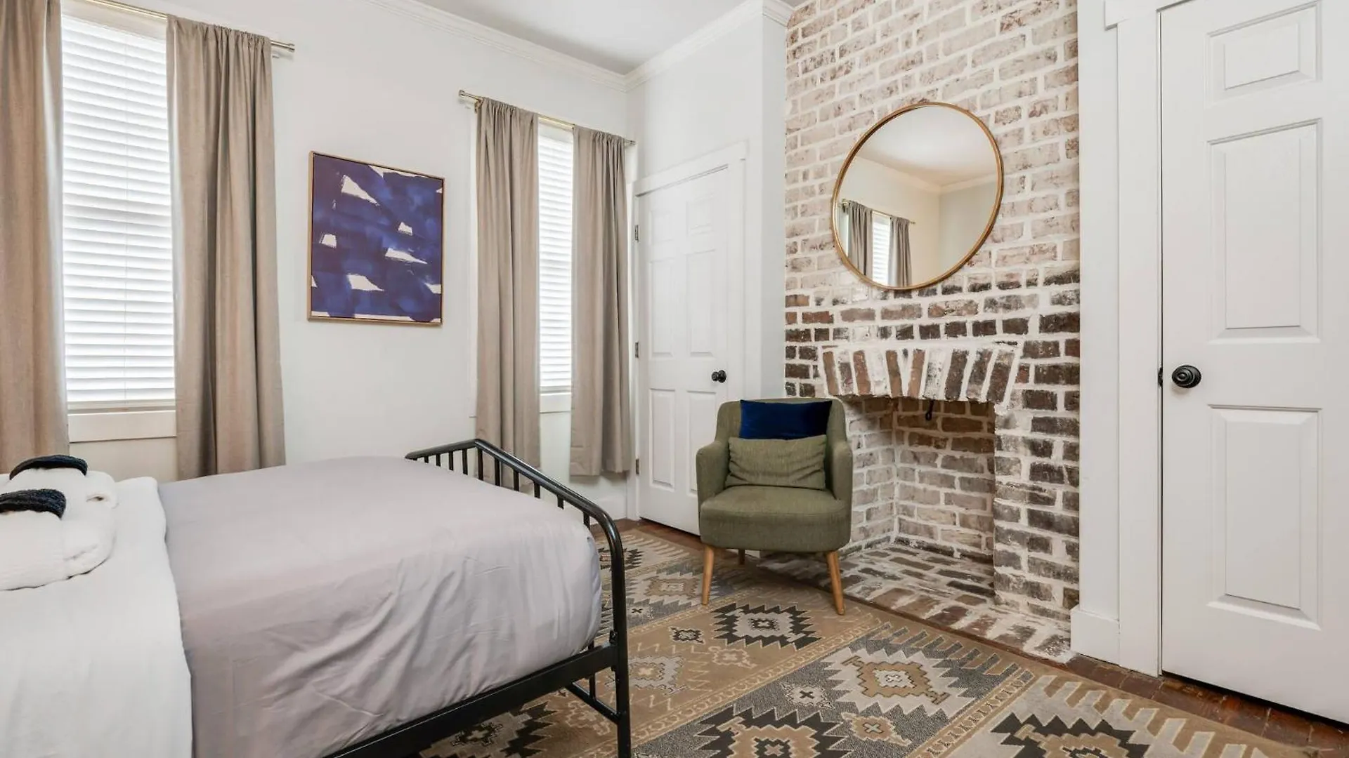 Hébergement de vacances Duplex With Courtyard Historic District *