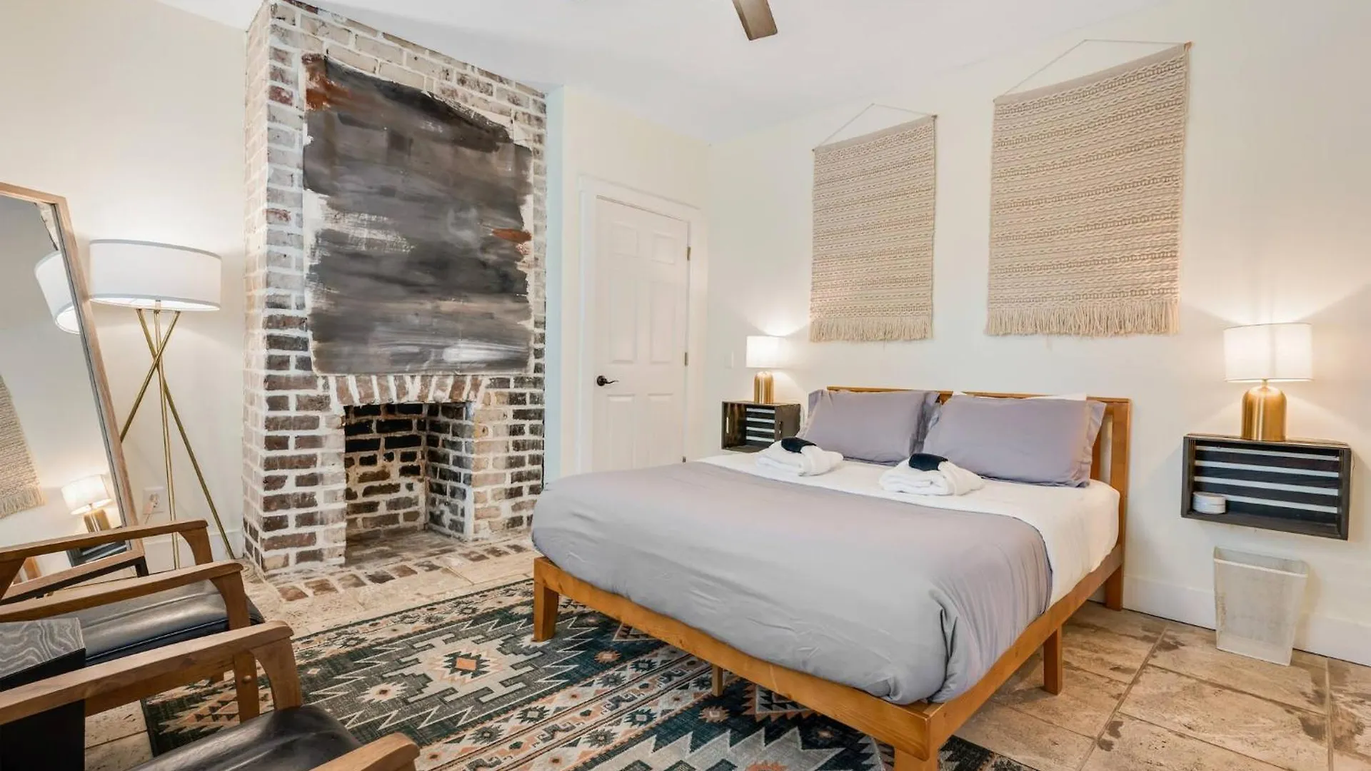 Hébergement de vacances Duplex With Courtyard Historic District