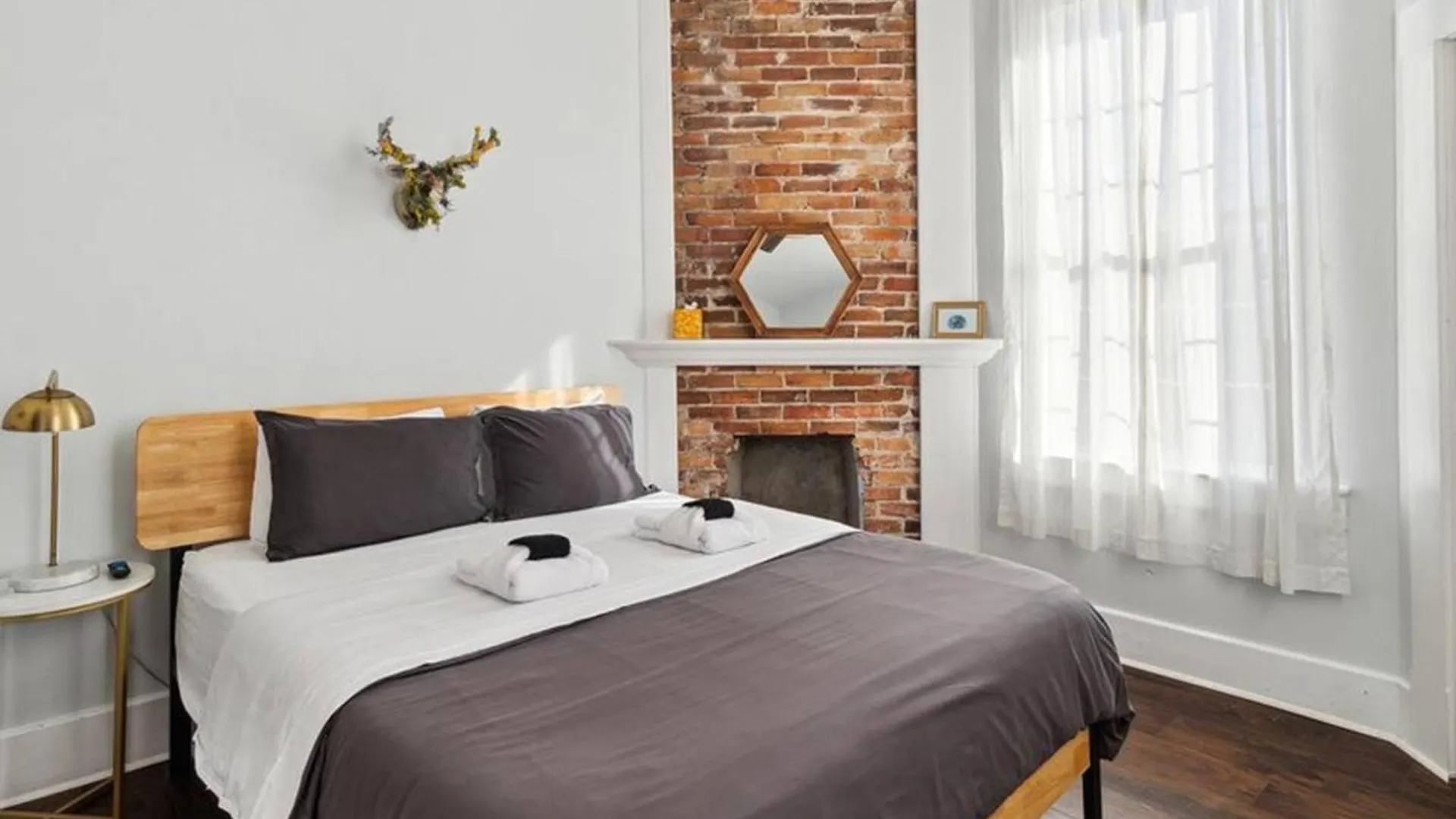 Private Duplex Sleeps 19 Starland District