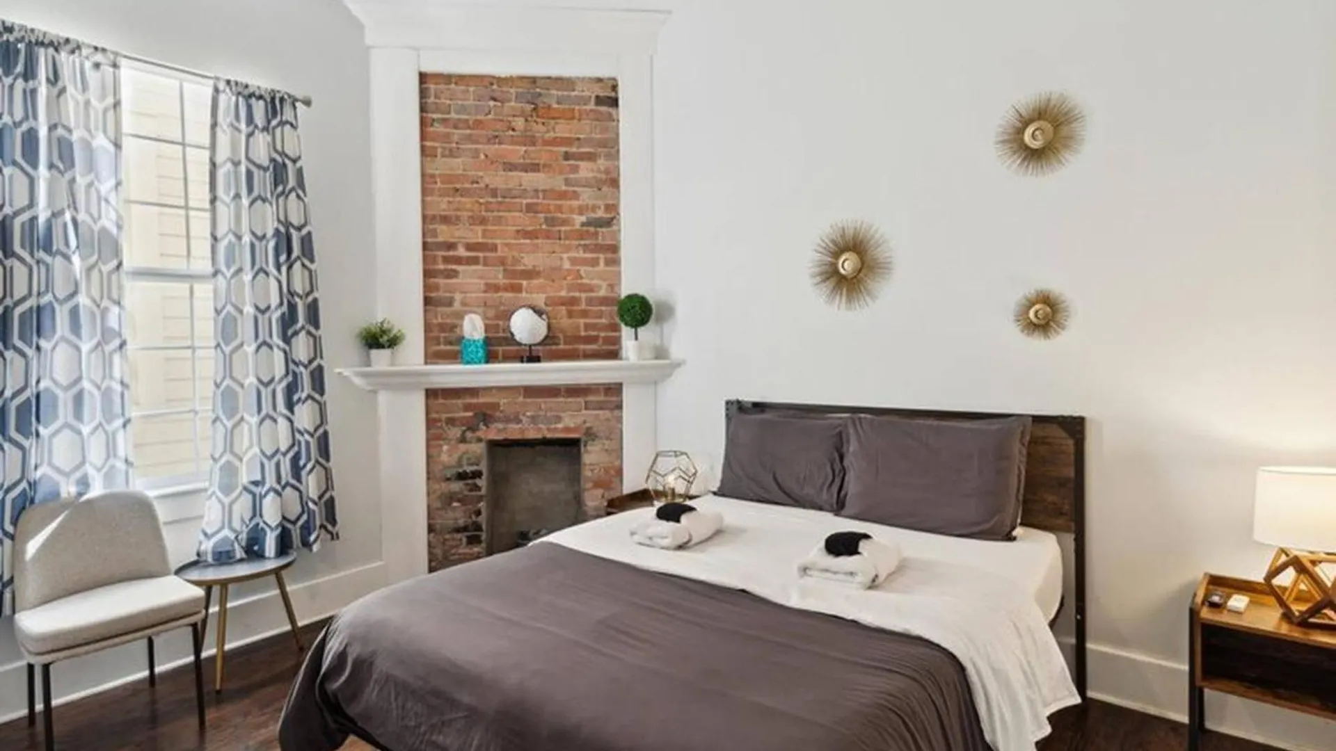 Private Duplex Sleeps 19 Starland District *