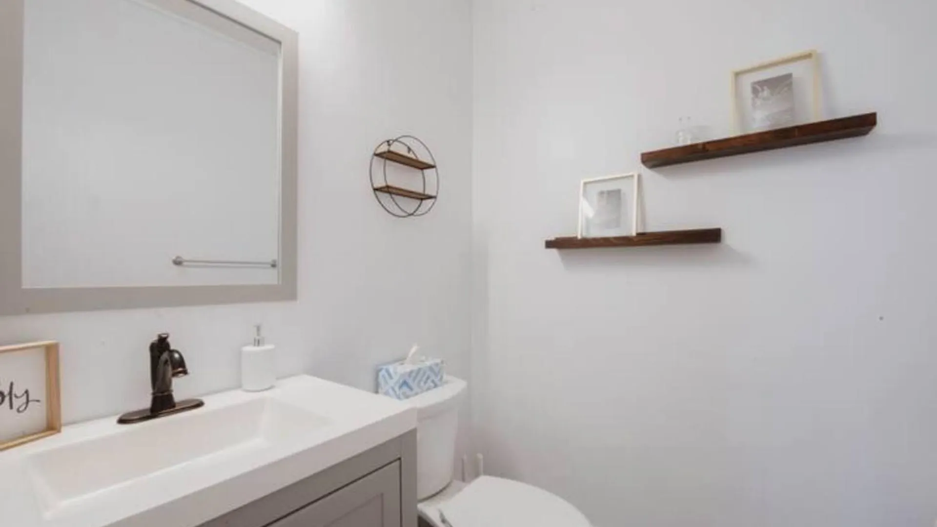 Private Triplex Sleeps 22 Starland District *