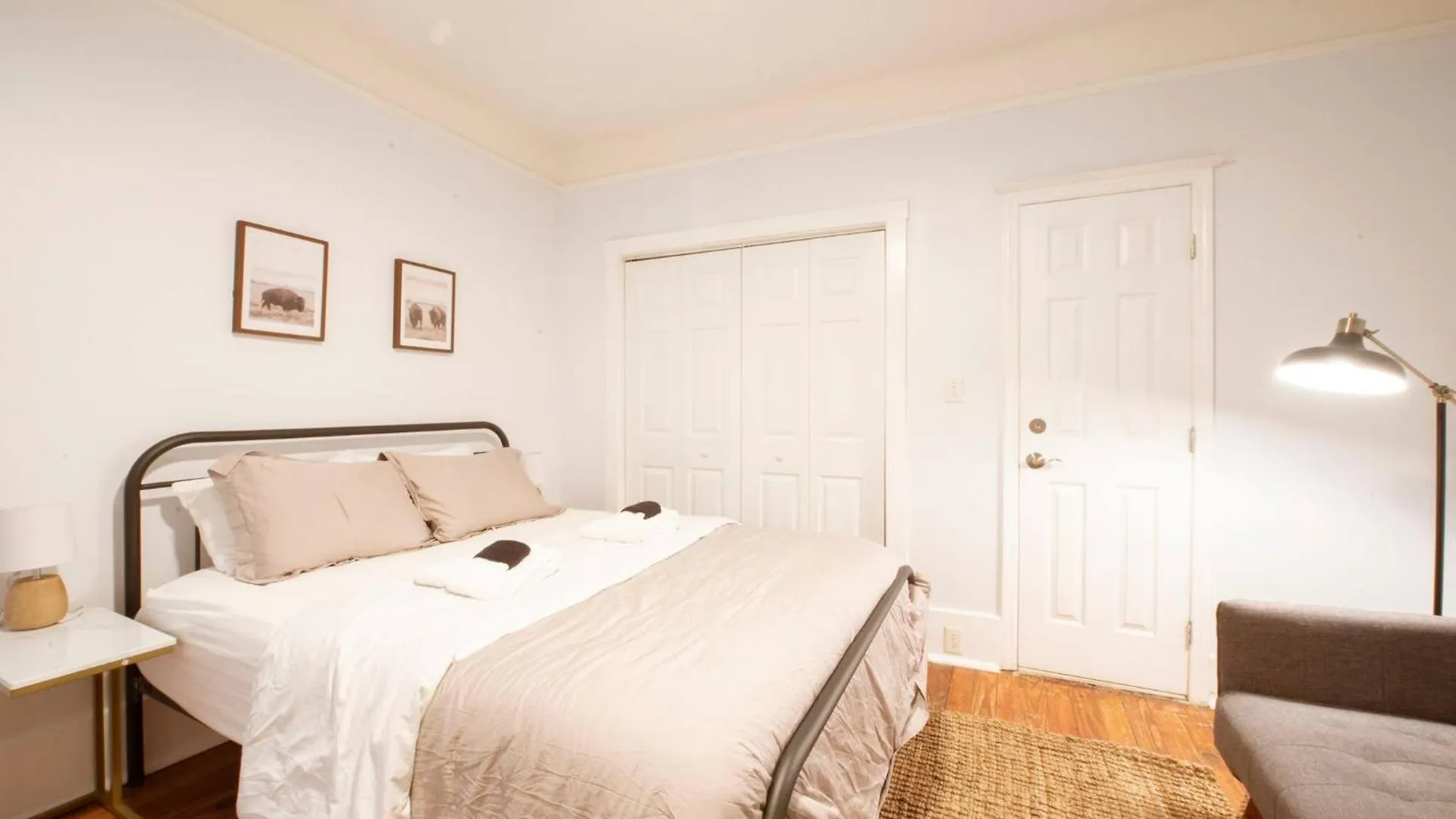 Private Triplex Sleeps 22 Starland District Savannah