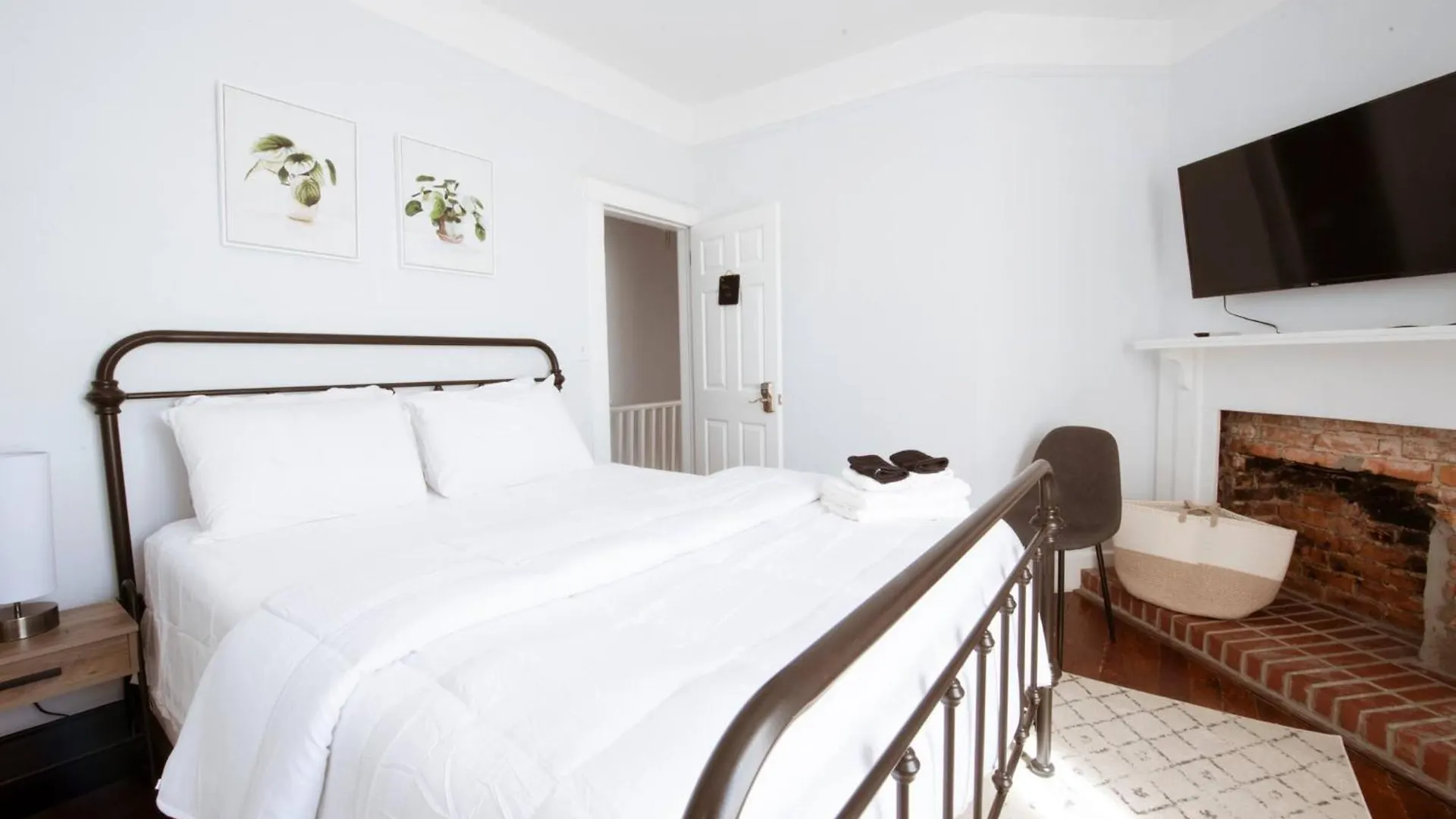 Private Triplex Sleeps 22 Starland District Savannah