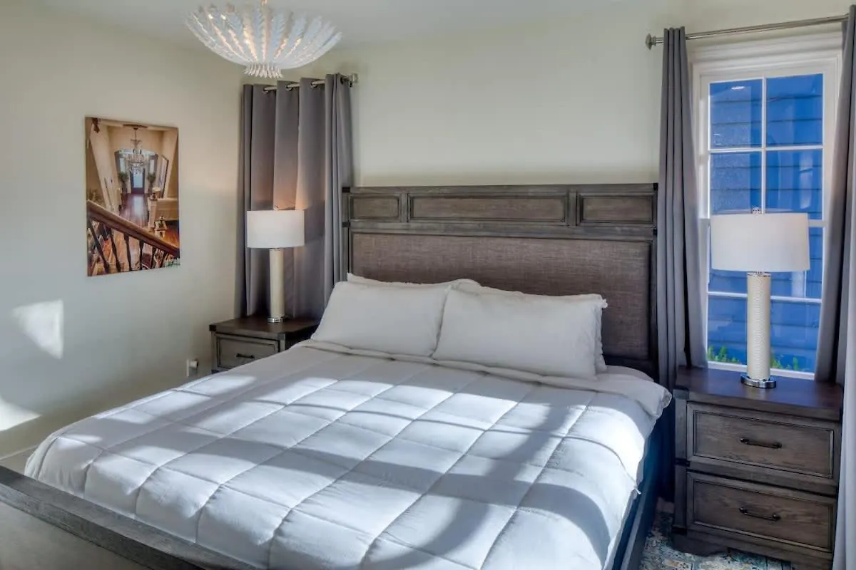 Luxury 3 Bedroom W Private Bath Walk Everywhere * Savannah