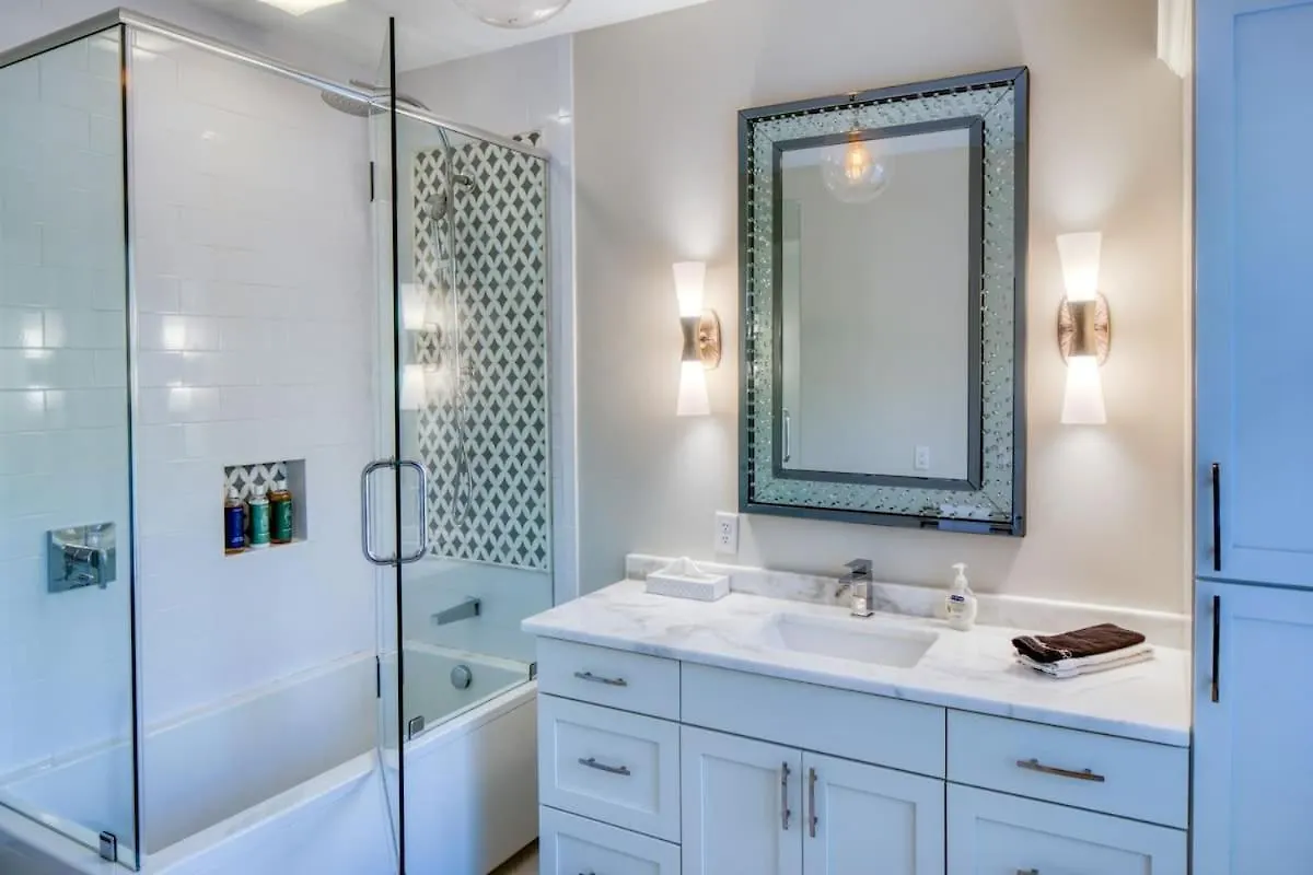 Luxury 3 Bedroom W Private Bath Walk Everywhere *