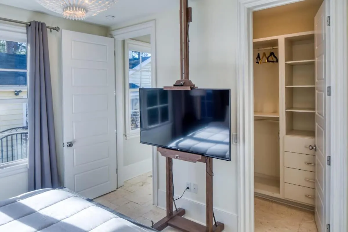 Luxury 3 Bedroom W Private Bath Walk Everywhere * Savannah