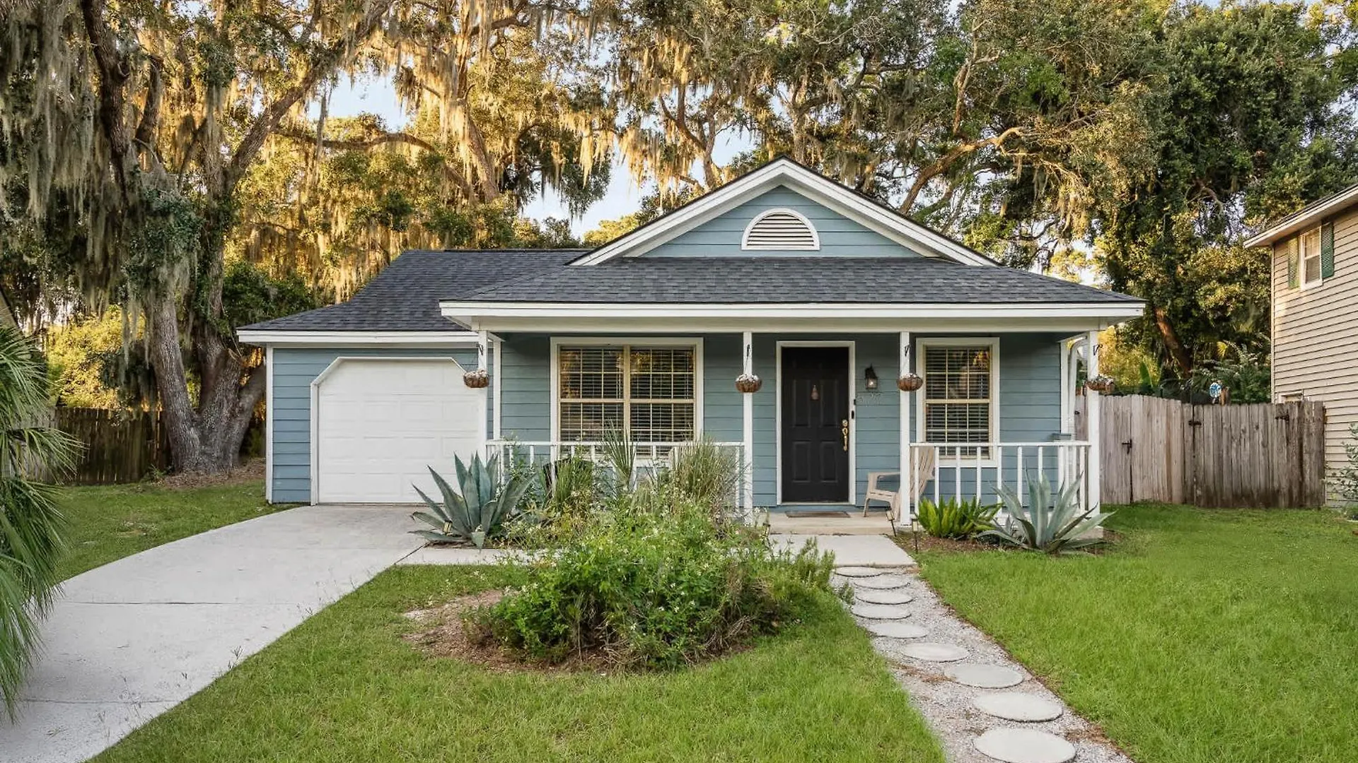 Dog Friendly - Hot Tub - Large Backyard * Savannah