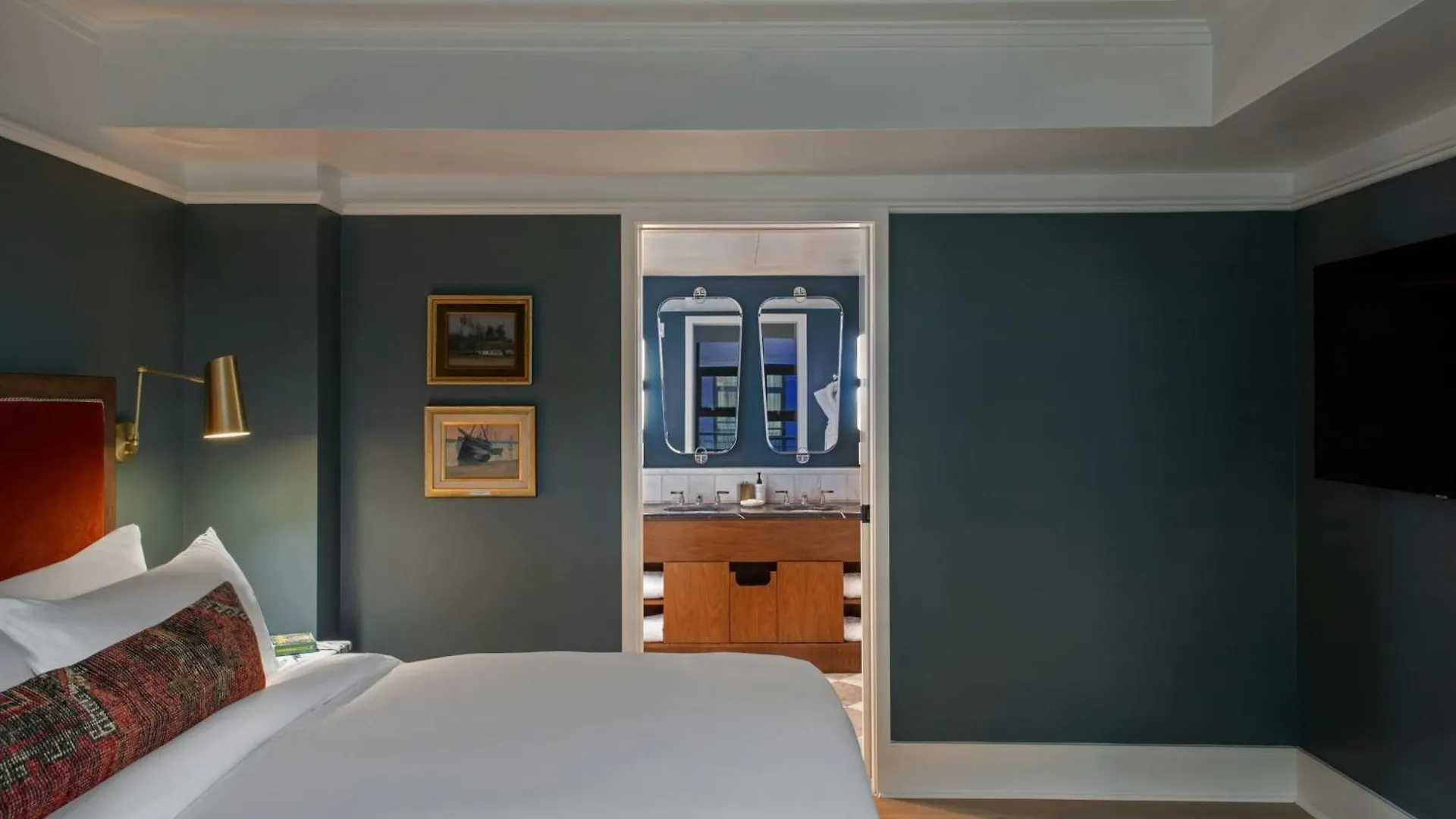 Perry Lane Hotel, A Luxury Collection Hotel, 5*
