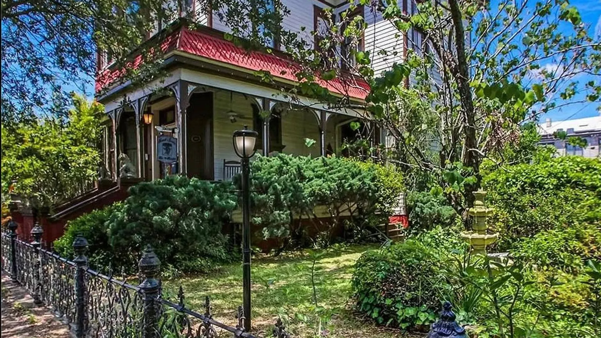 Victorian Modern In Carriage House - Unit B *