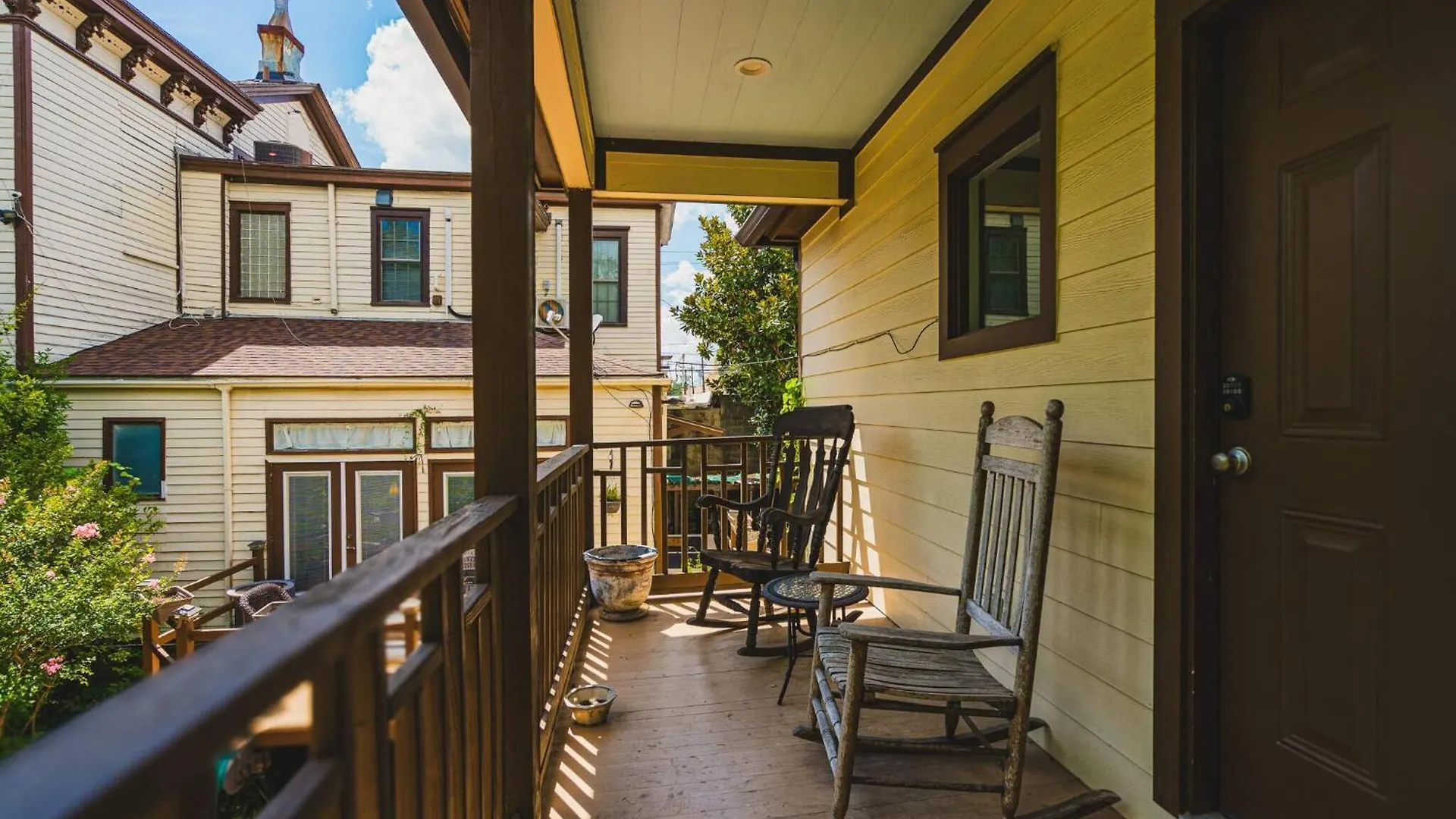 Victorian Modern In Carriage House - Unit B Σαβάνα