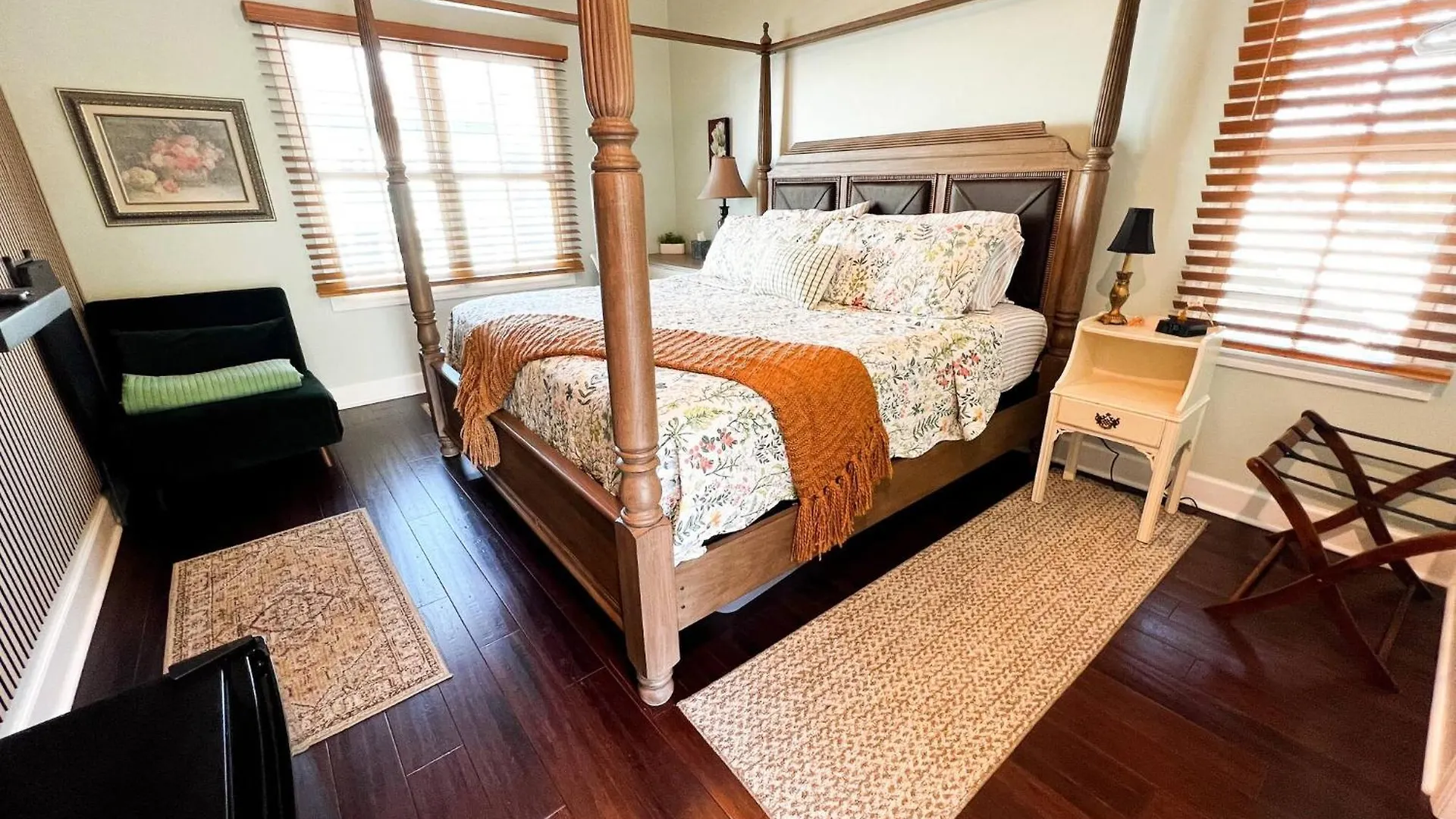Victorian Modern In Carriage House - Unit B