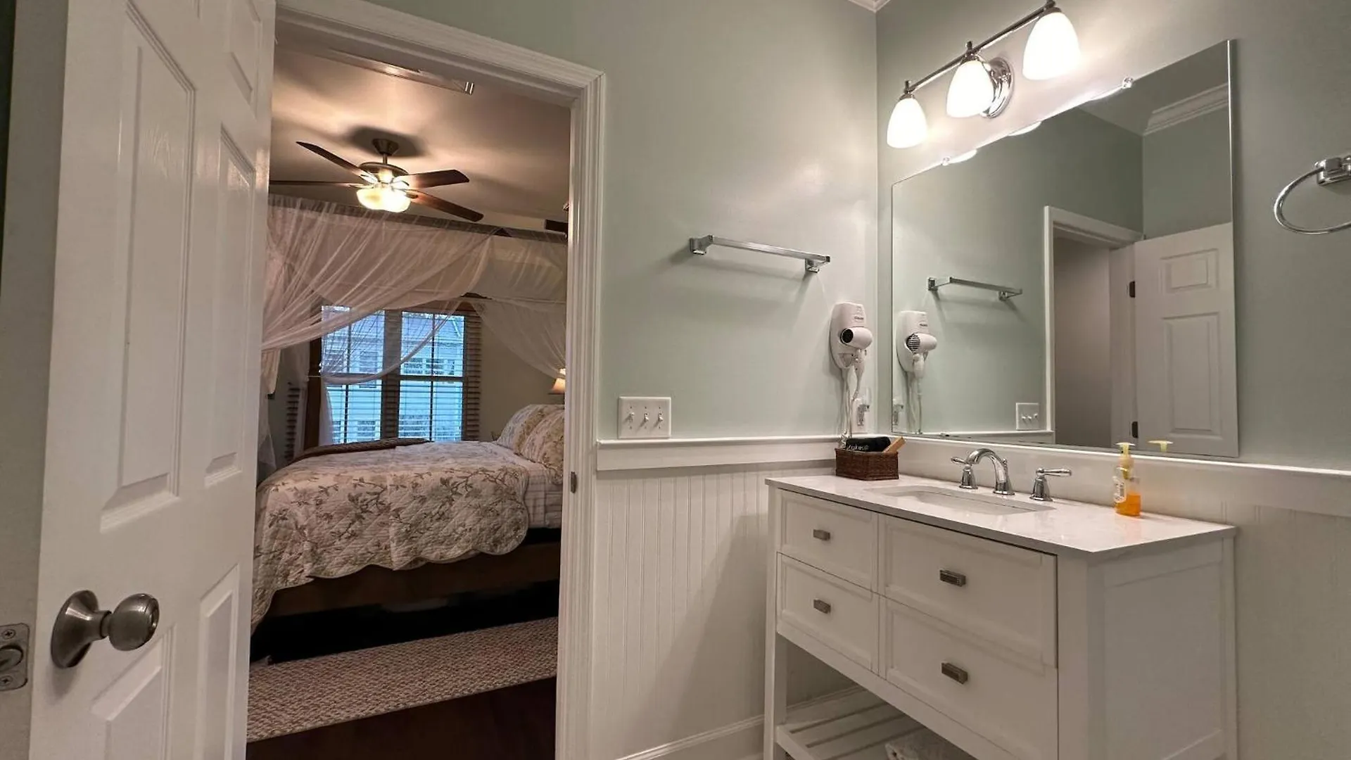 Victorian Modern In Carriage House - Unit B *