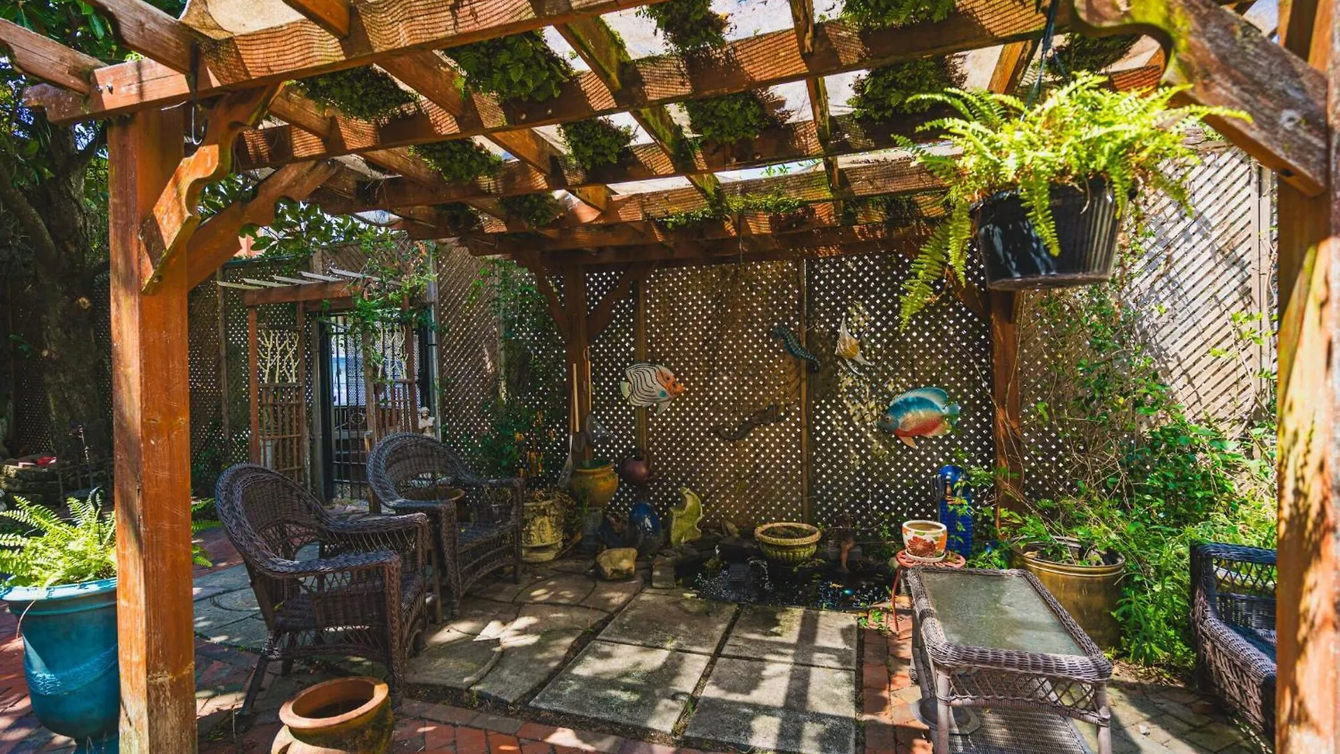 Victorian Modern In Carriage House - Unit B Πανσιόν