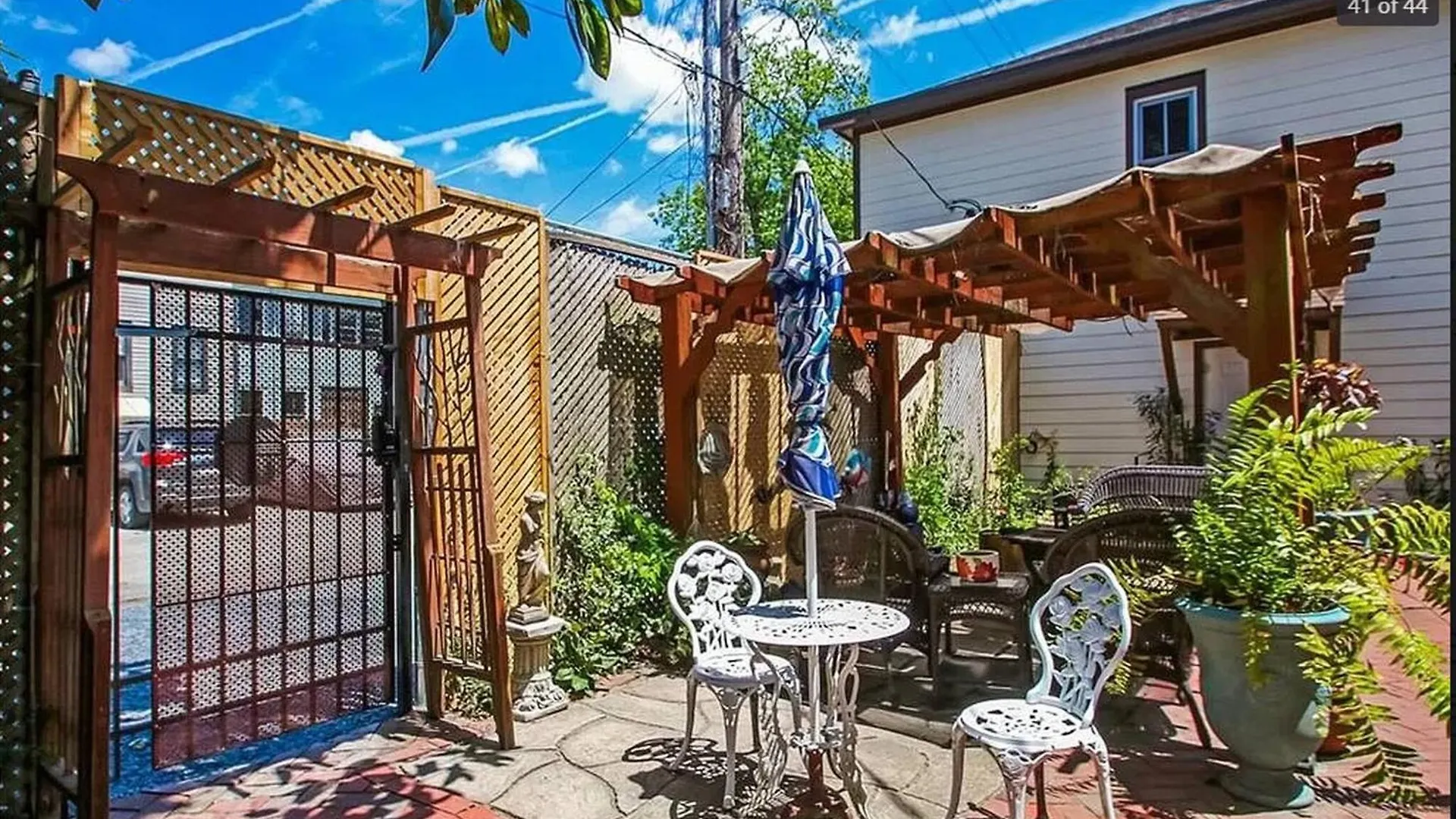 Victorian Modern In Carriage House - Unit B *
