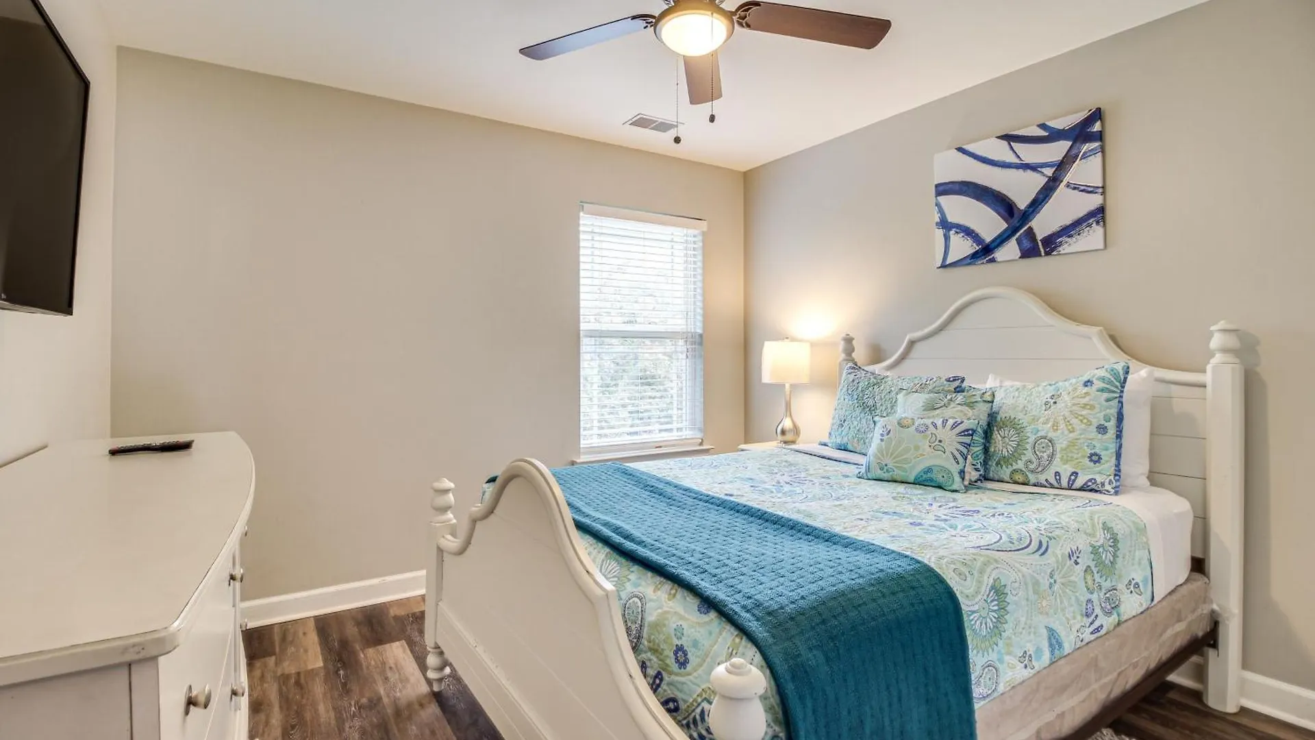 Spacious Pooler With Family-friendly Perks