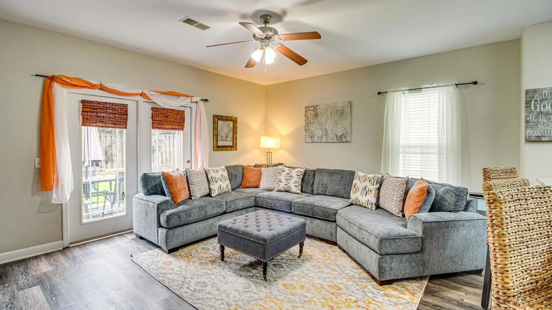 Spacious Pooler With Family-friendly Perks Feriehus