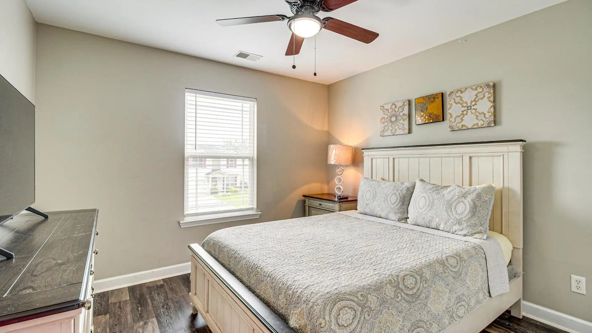 Spacious Pooler With Family-friendly Perks Feriehus