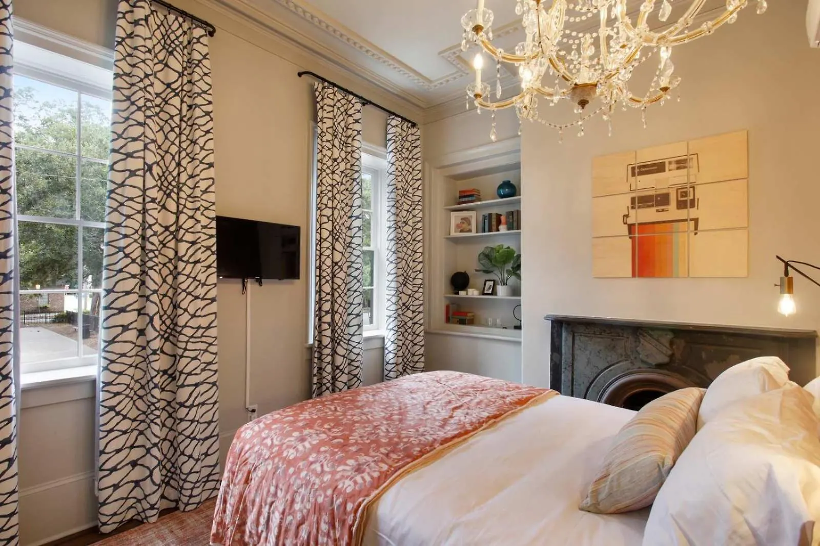 Bright & Bold Queen 2nd Floor Hébergement de vacances Savannah