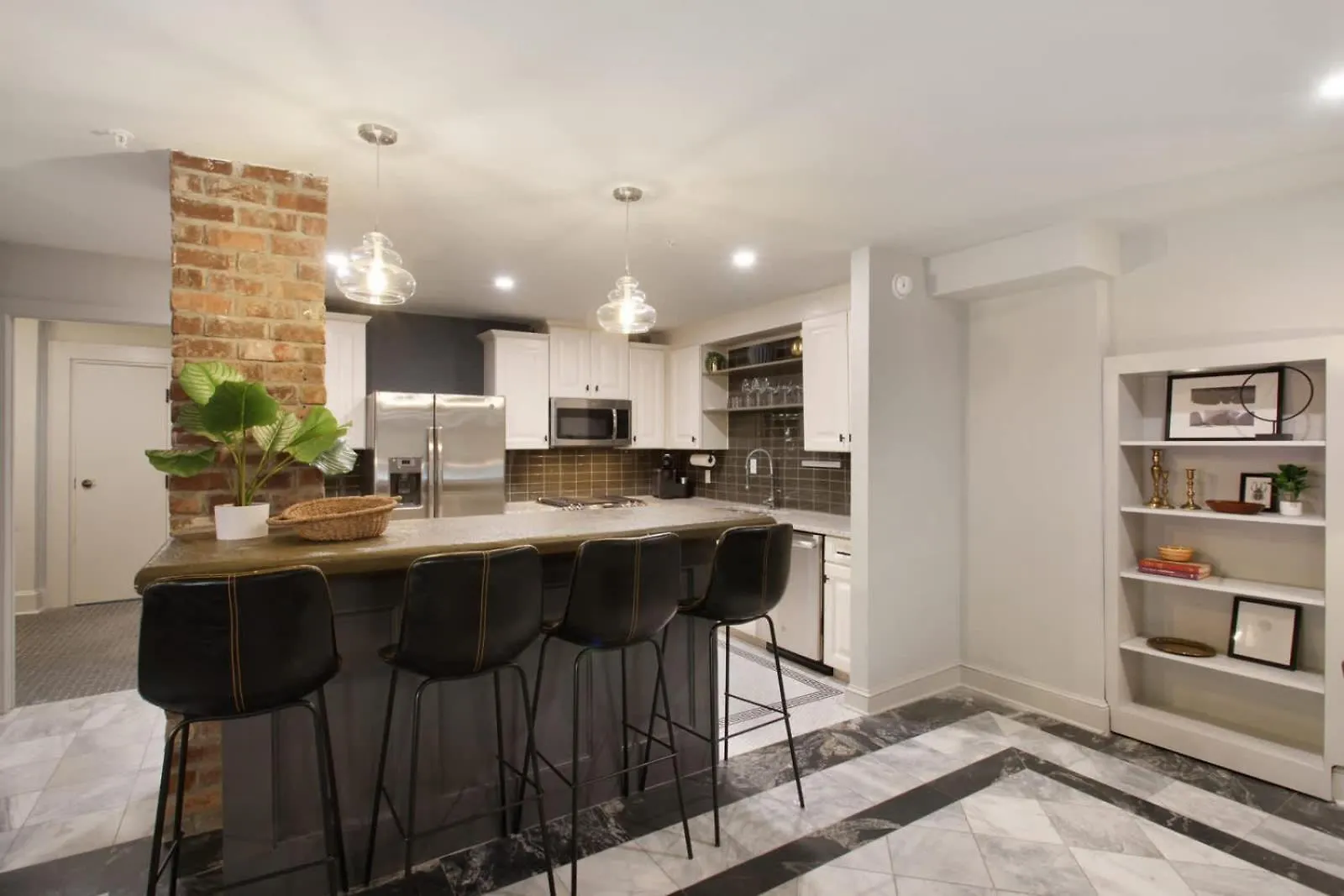 King And Queen 1st Floor Sleeps 6 Savannah
