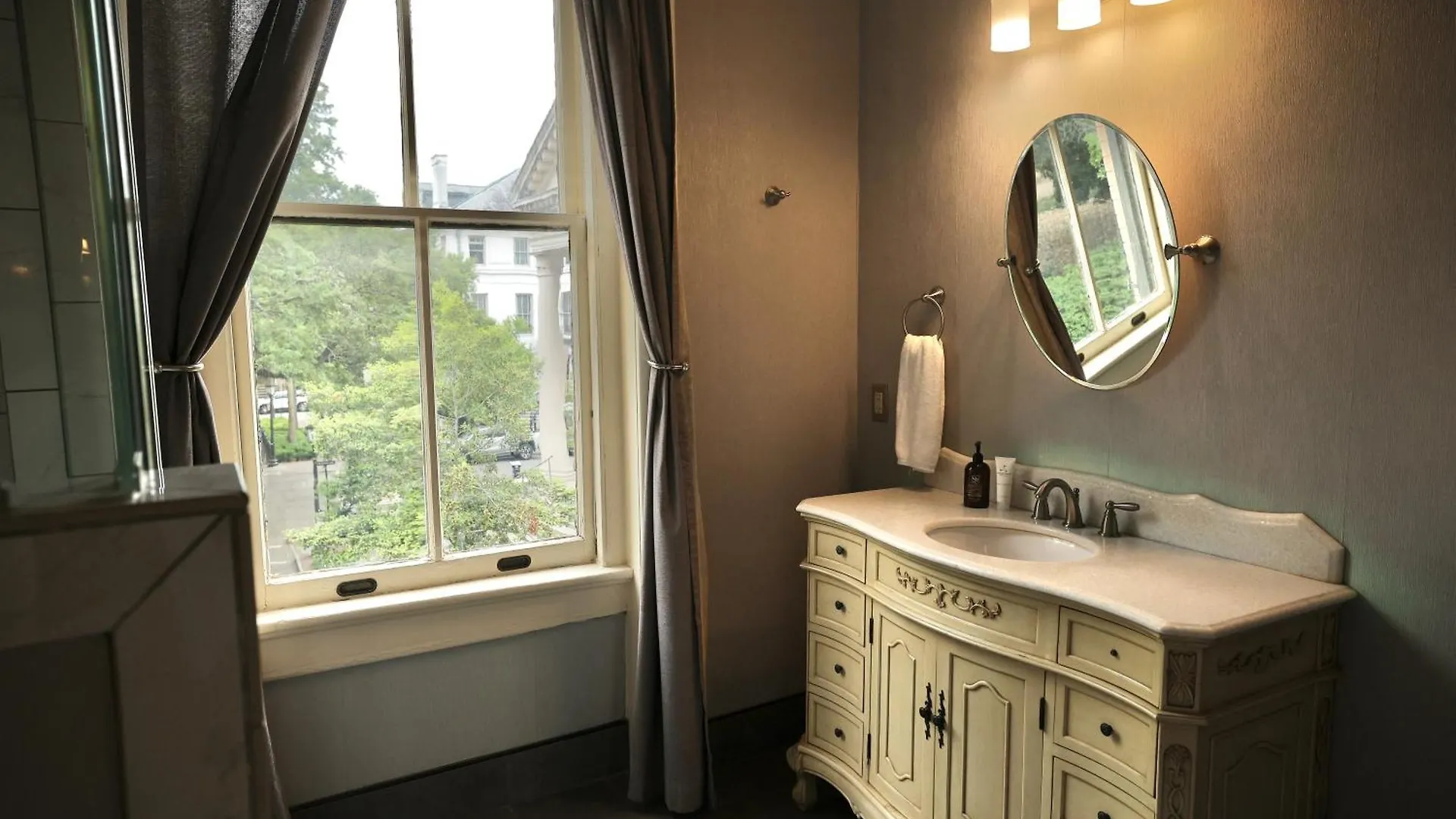 Foley House 4*