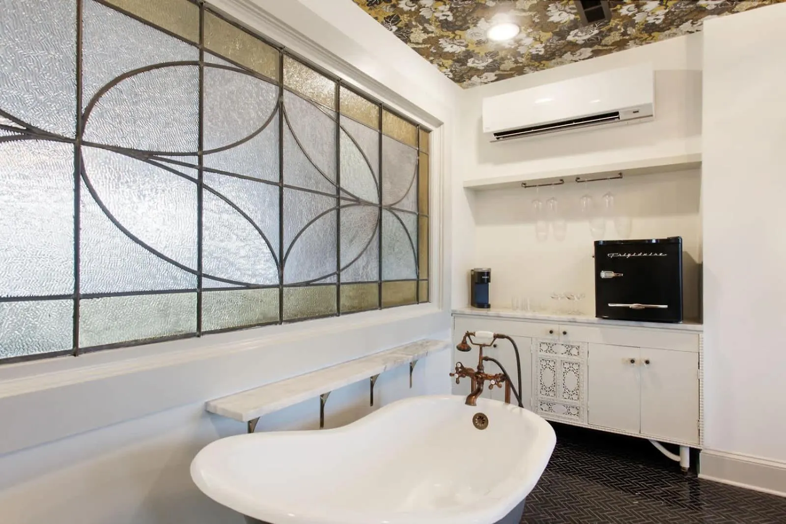King Penthouse Clawfoot Tub 4th Floor 펜션 *