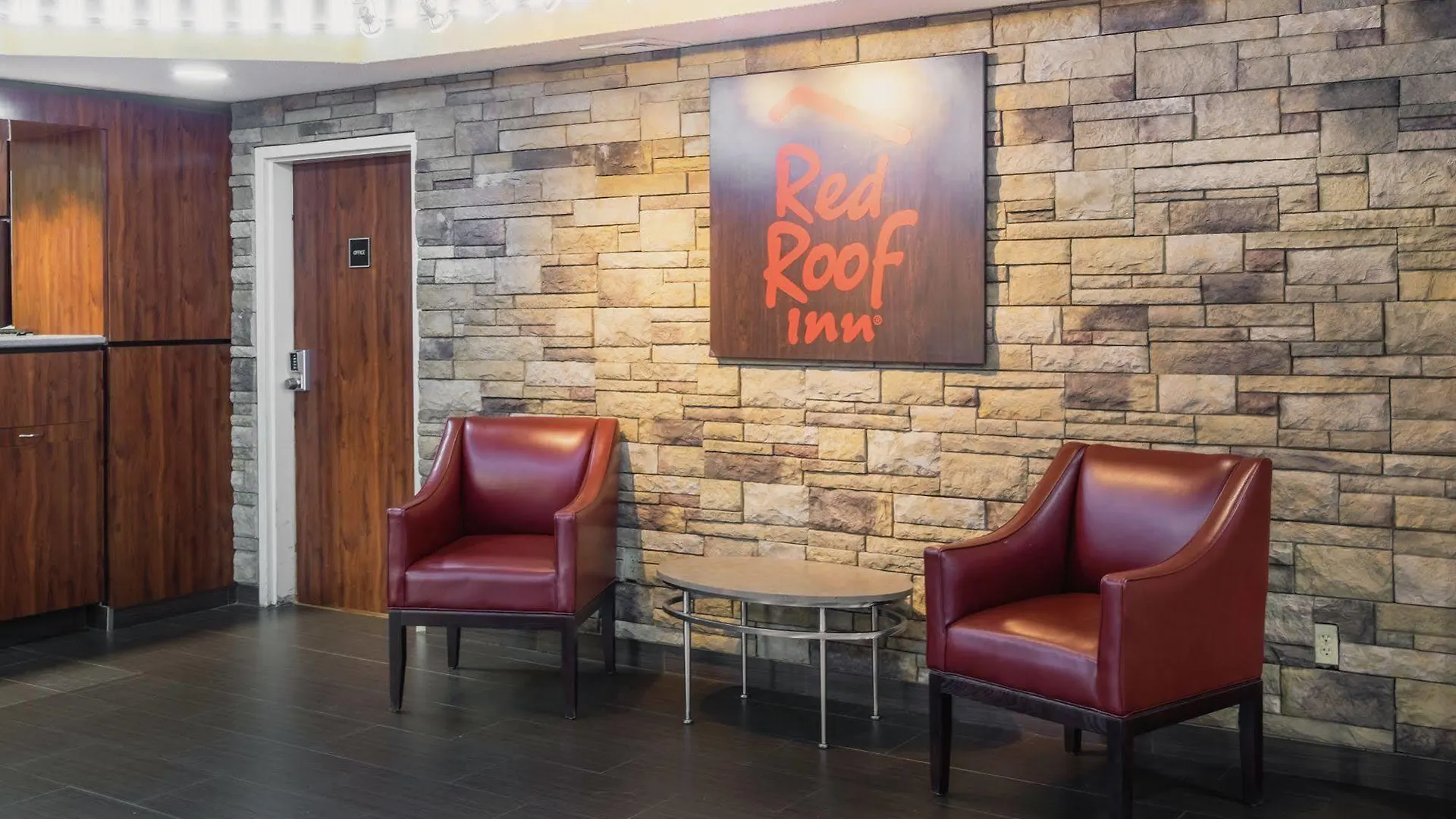 Hotel Red Roof & Gateway Savannah