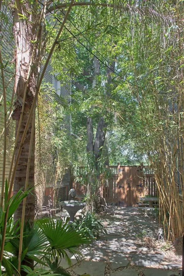Bed & Breakfast 101 E Waldburg - Cozy Just Off Of Forsyth Park 4*