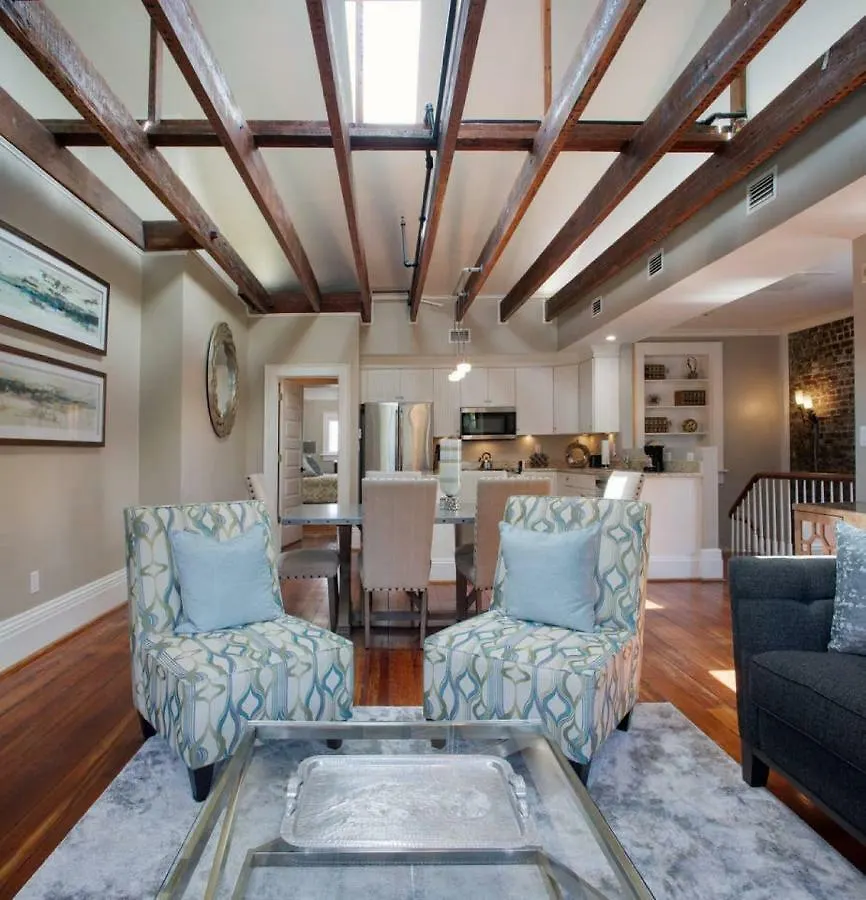Sprawling Penthouse With Rooftop Deck Blocks From The River Daire