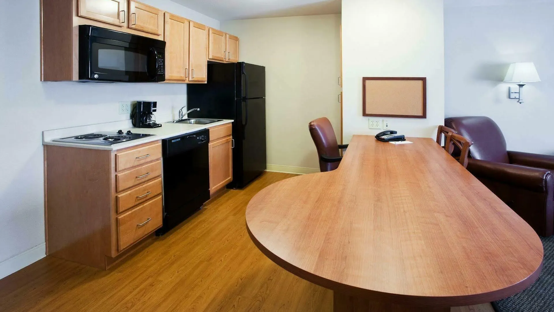 Candlewood Airport By Ihg Hotel