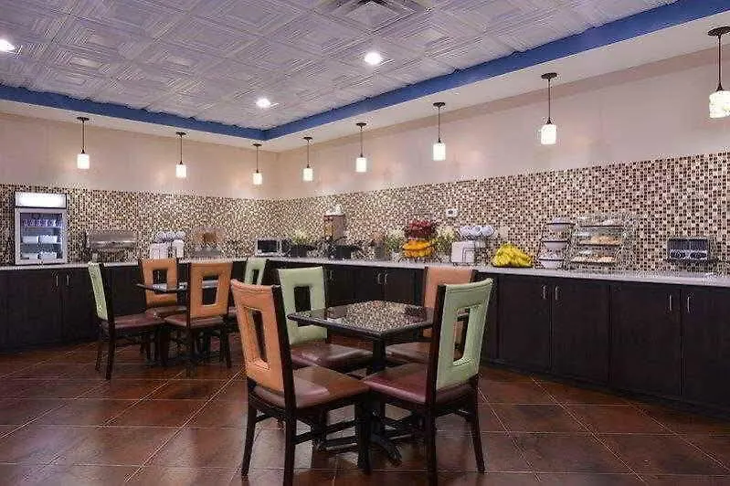 Hotel Western Savannah Airport Inn&suites 3*