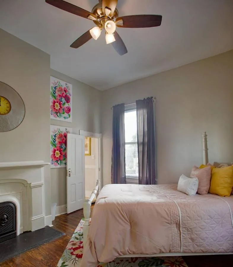 Huge 5 Bed, 5 Bath In Historic Downtown Bed & Breakfast Savannah