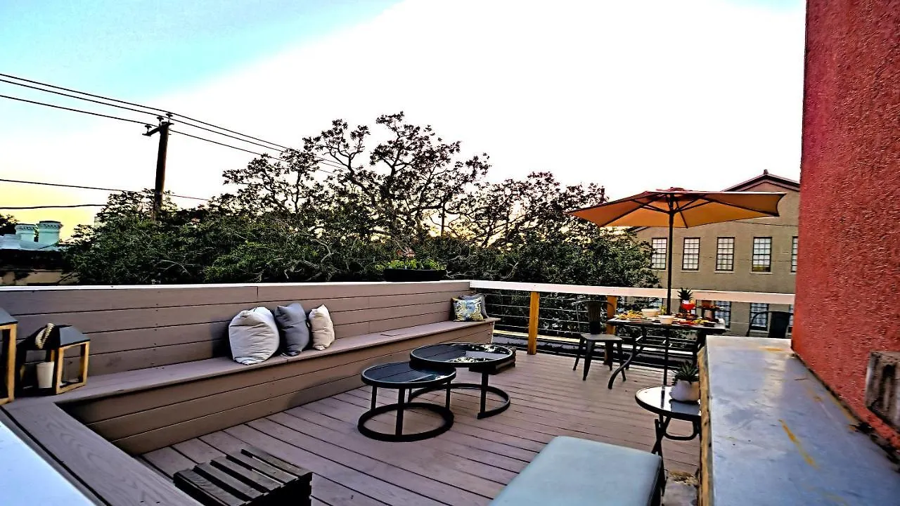 Daire Sprawling Penthouse With Rooftop Deck Blocks From The River *