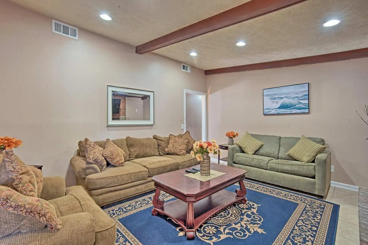Holiday home Updated With Yard - Near River Street!