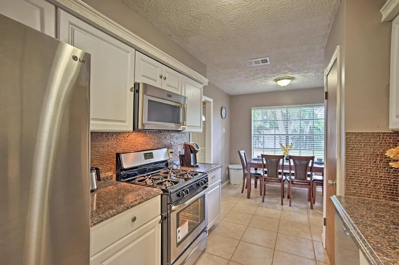 Updated With Yard - Near River Street! Holiday home *