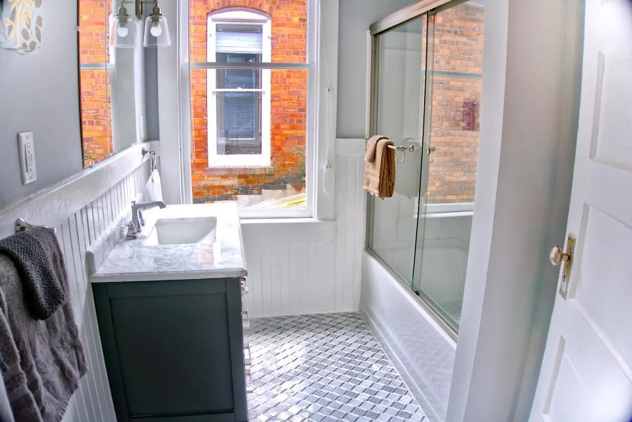 2 Bedroom Newly Renovated Townhome In Historic Apartment *